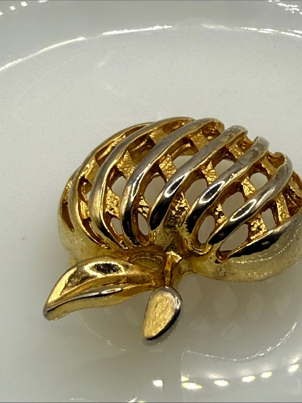 Vintage pretty Gold Tone Openwork Apple Brooch pin unsigned